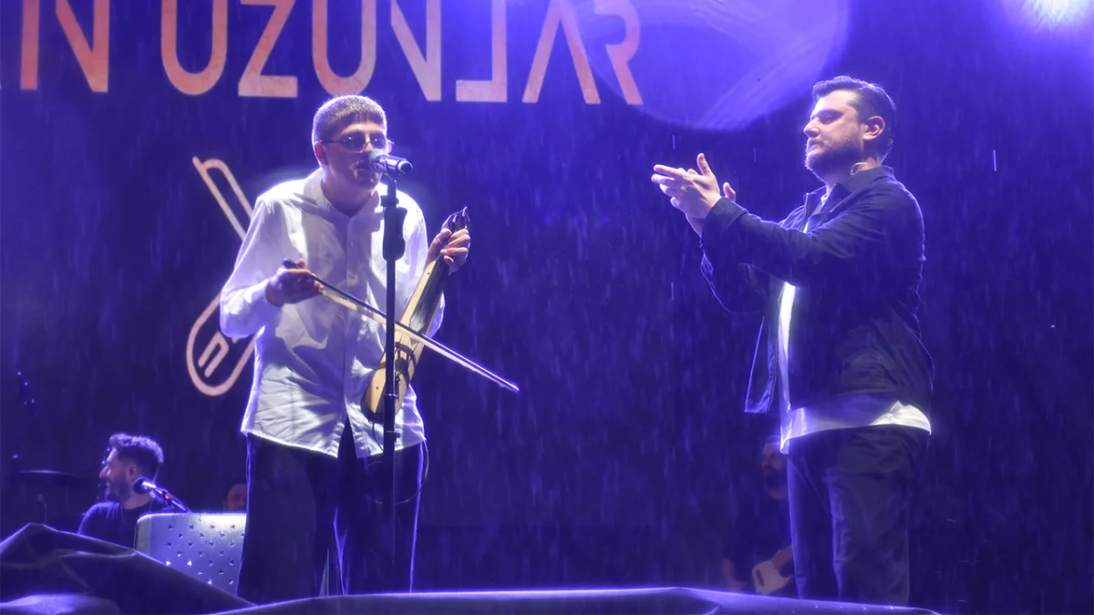 Trabzon'da özel gereksinimli Mehmet'in konser hayali gerçek oldu Ekin Uzunlar ile sahneye çıktı