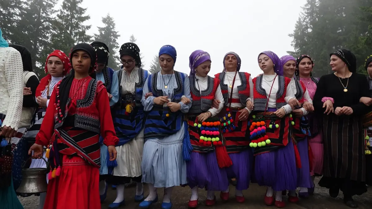 Trabzon'da süslü hayvanlar ve yöresel kıyafetlerle geleneksel yayla göçü