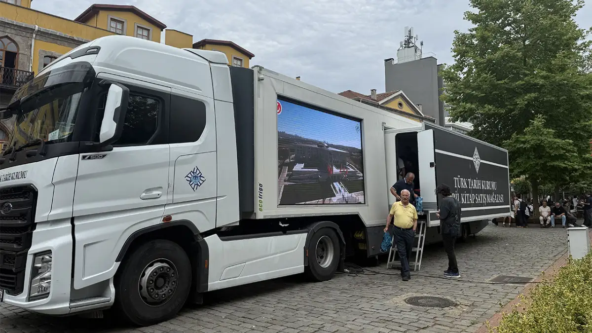 Trabzon'da tarih buluşması! Mobil kitap tırı ilgi gördü