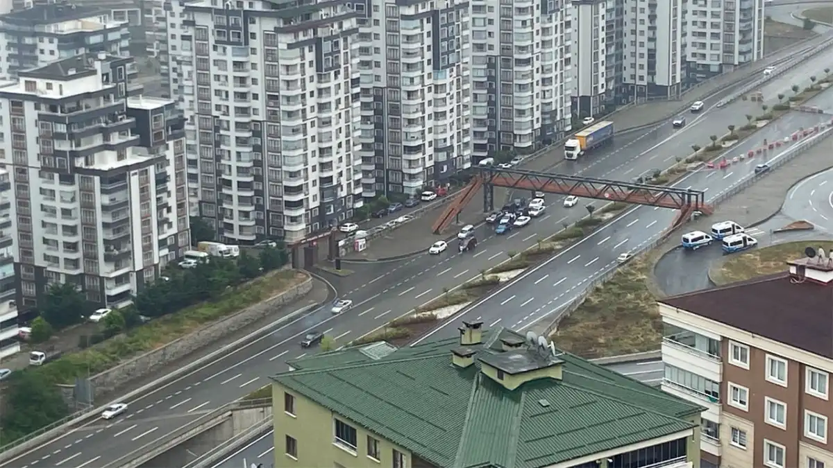 Trabzon'da trafiği tehlikeye atan görüntü! Çevreden tepki topladı