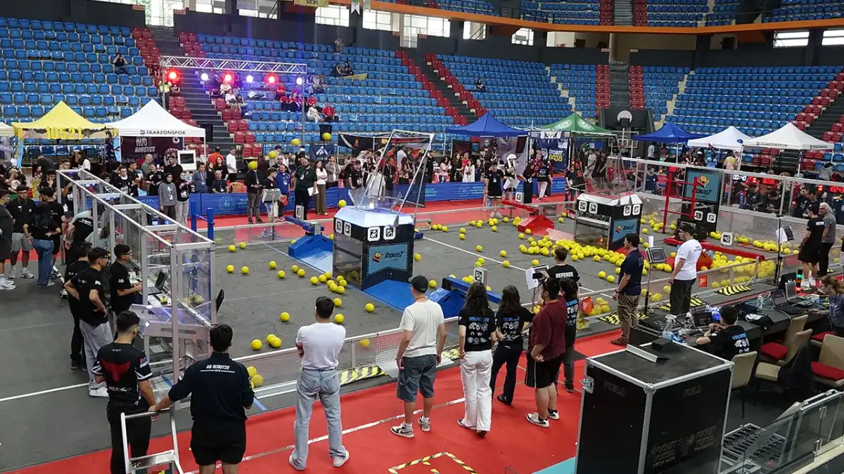 Trabzon'da uluslararası robotik heyecanı! 400 öğrenci robotlarını yarıştırdı