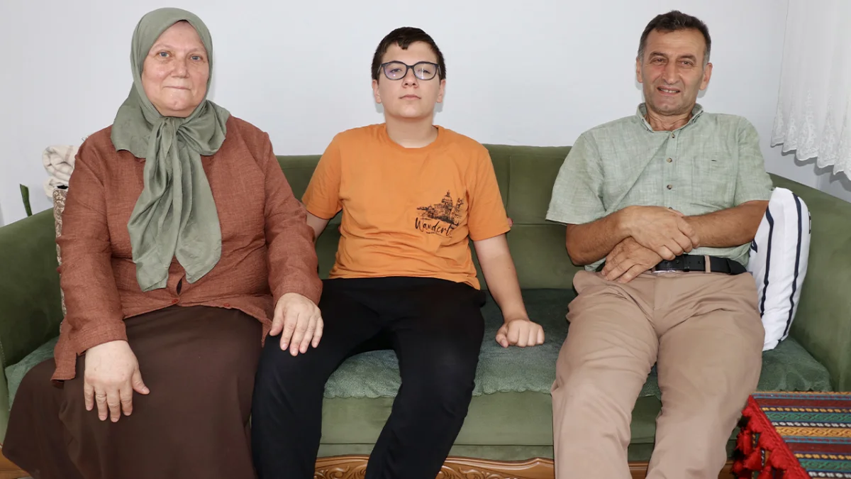 Trabzon'da YKS'ye torununa destek için giren dede, torununun Türkiye birinciliğiyle gururlandı