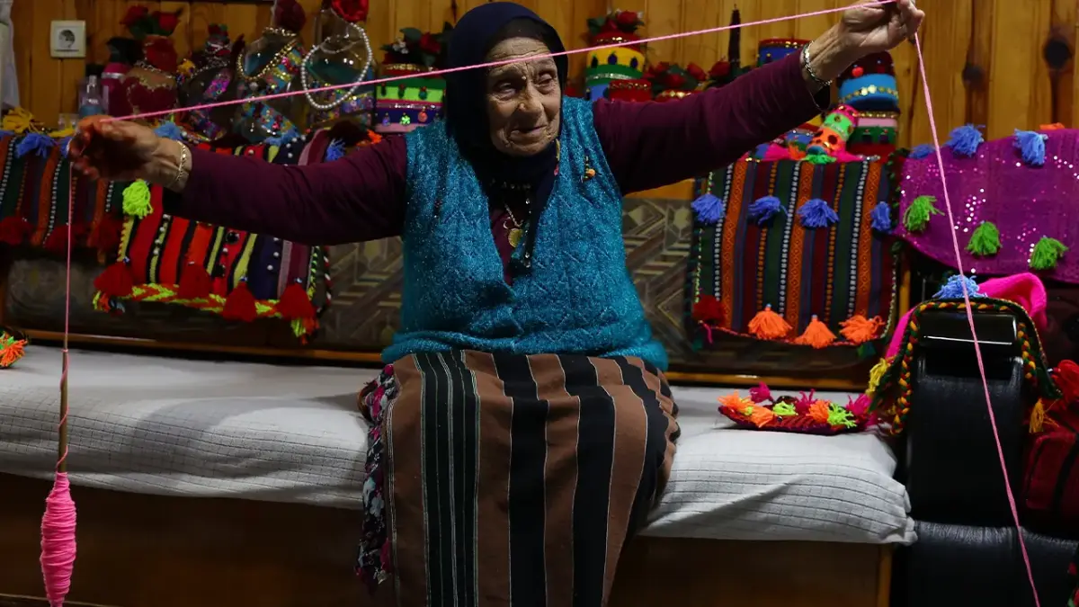 Trabzonlu Selfinaz Nine'nin örgüleri gönüllere dokunuyor