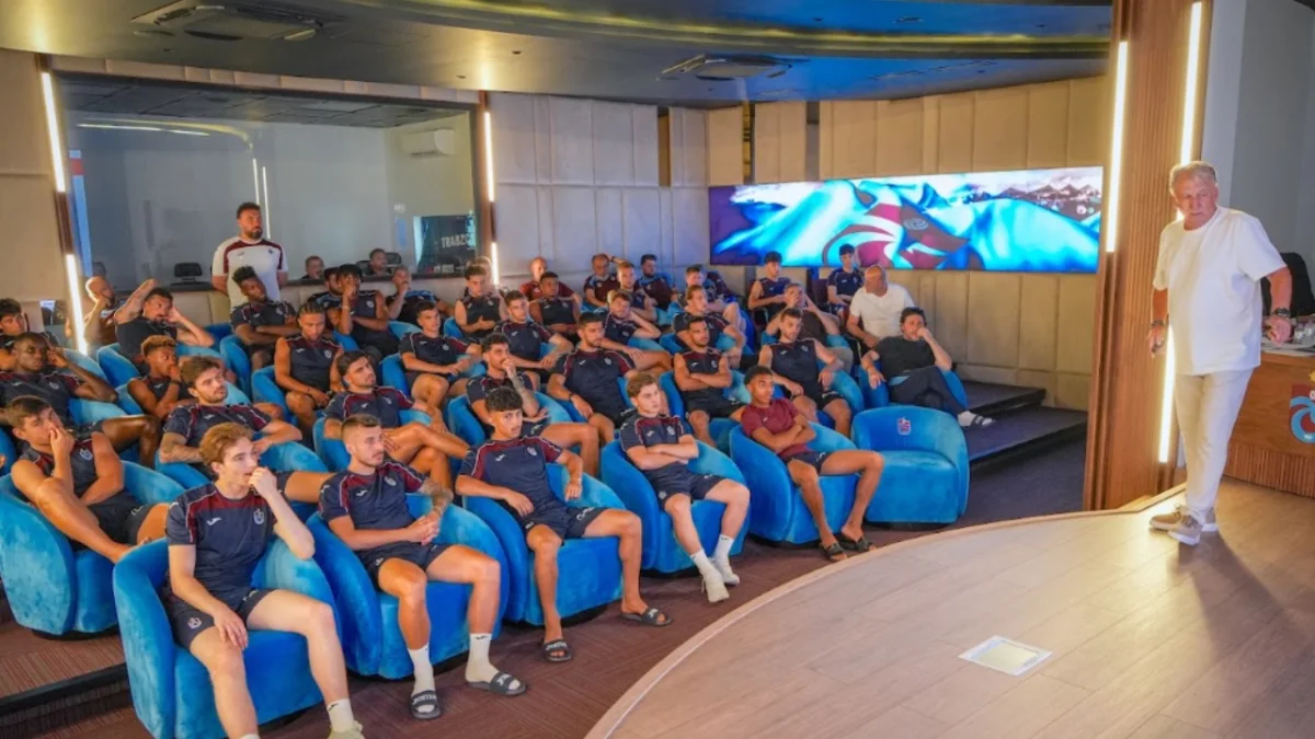 Trabzonspor'da dikkat çeken eğitim: Yeni kurallar masaya yatırıldı!