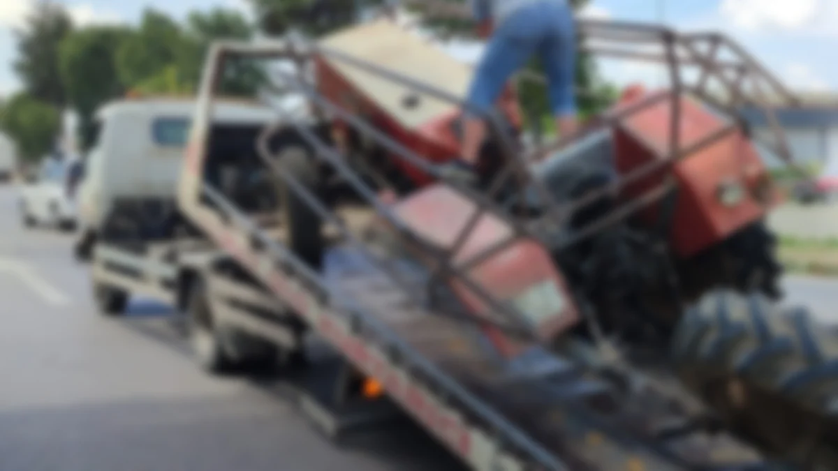Traktör Savrulup 61 plakalı araca çarptı! 1'i ağır 4 yaralı