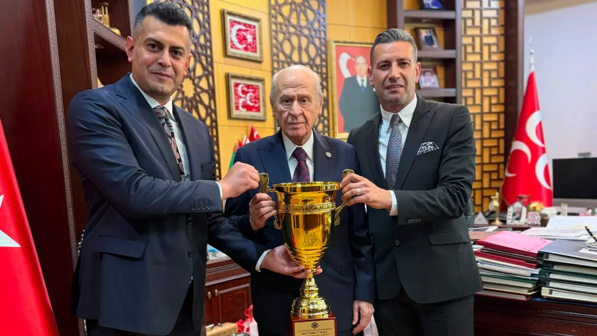 Türkiye Boks Federasyonu'ndan Devlet Bahçeli'ye şampiyonluk kupası