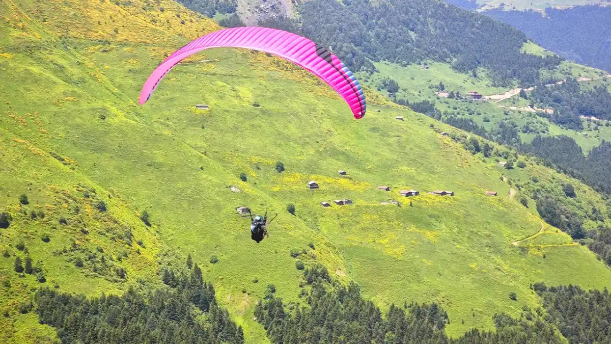 Uzungöl’de adrenalin sezonu başladı! Turistler gökyüzüne akın ediyor