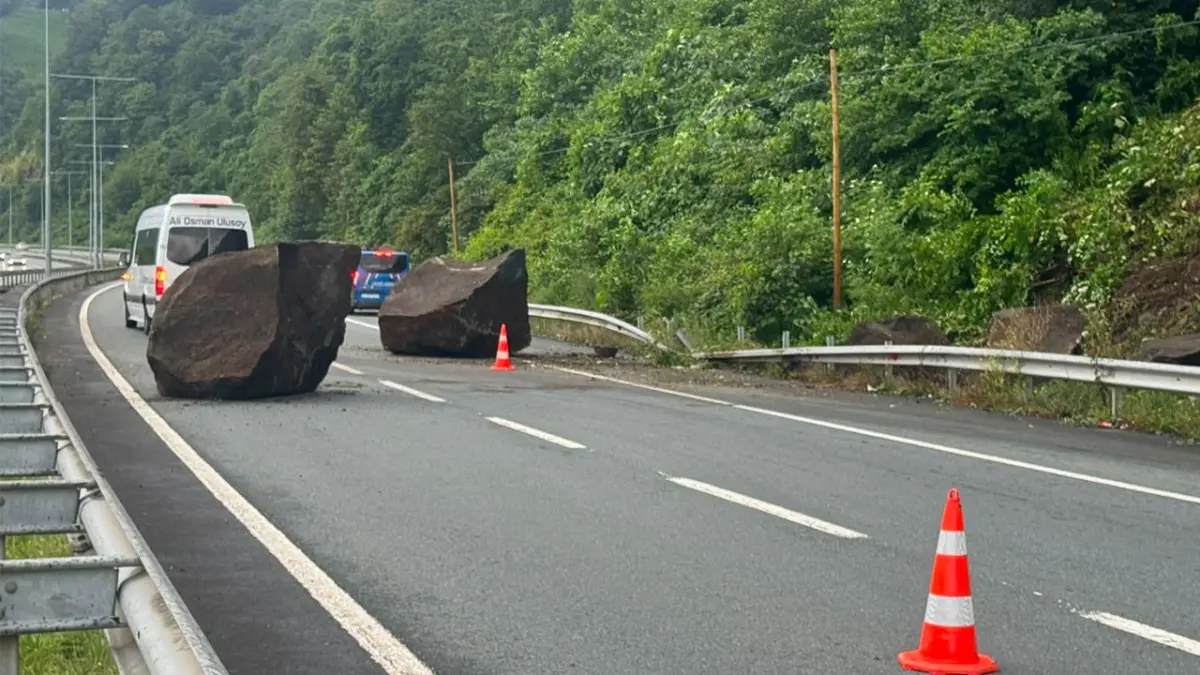 Yamaçtan kopan kayalar Karadeniz Sahil Yolu'na düştü