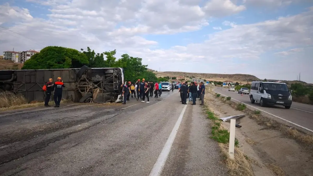Yolcu otobüsü devrildi! Çok sayıda yaralılar var