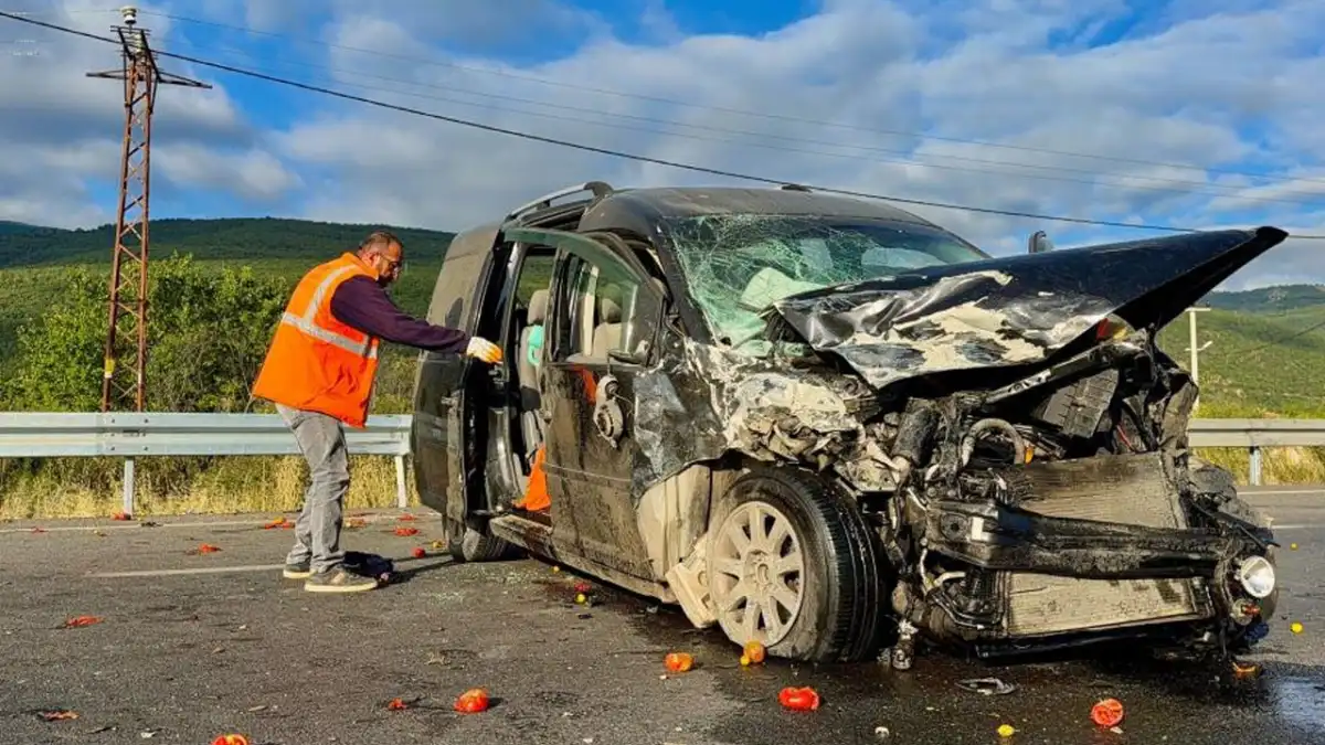 Afyonkarahisar’da Trabzon plakalı araç kazaya karıştı: 1 ölü, 4 yaralı