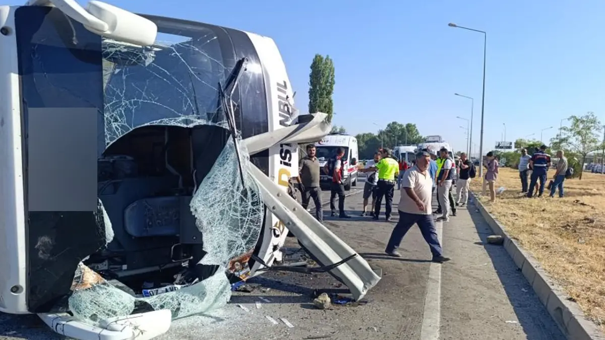 Afyonkarahisar’da yolcu otobüsü devrildi: 22 yaralı