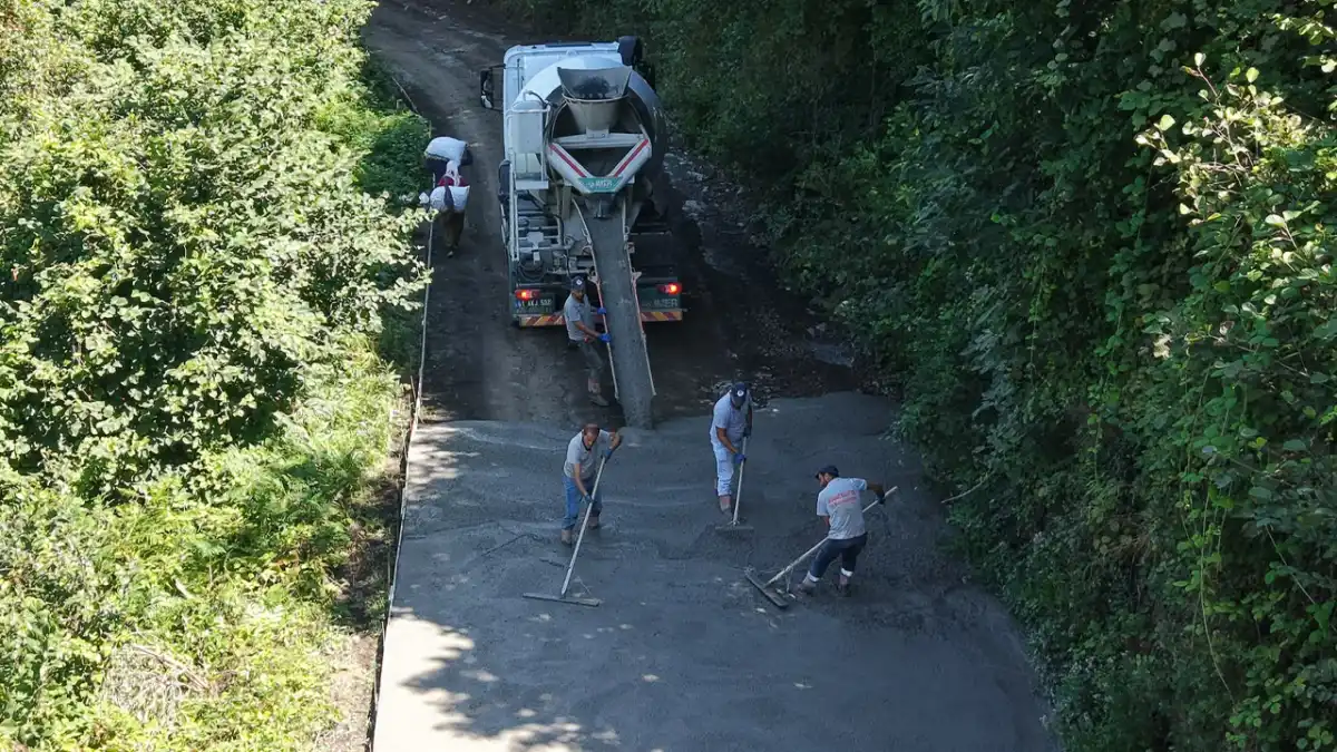 Akçaabat Maden Mahallesi’nde beton yol çalışması başladı