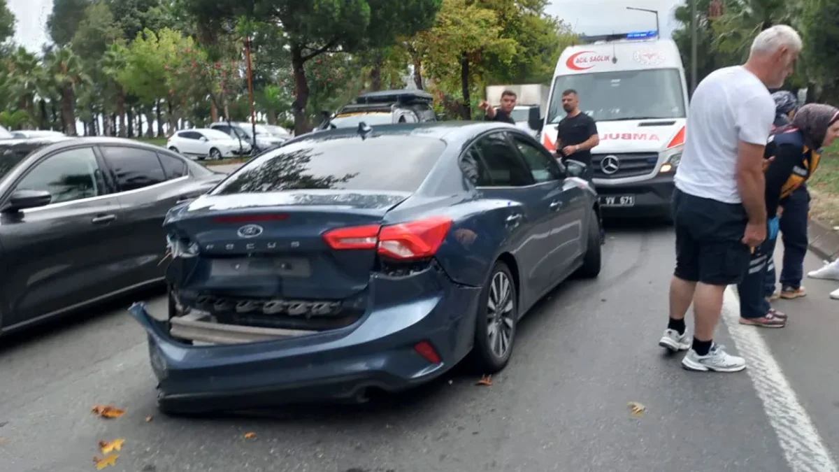 Akçaabat'ta korku dolu anlar! TIR otomobili metrelerce sürükledi