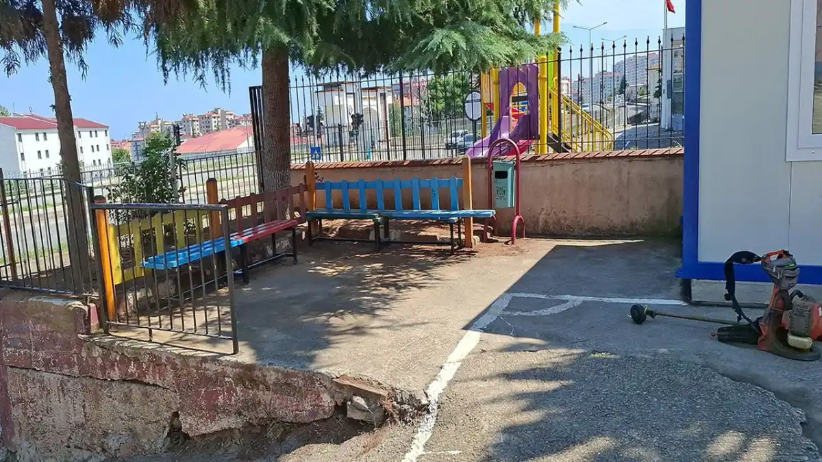 Akçaabat’ta okul bahçeleri yeni eğitim dönemine hazırlanıyor