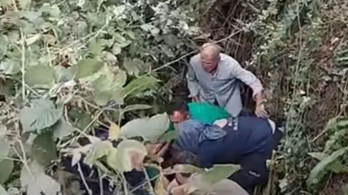 Akçaabat'ta otomobil şarampole yuvarlandı! Karı-koca yaralandı