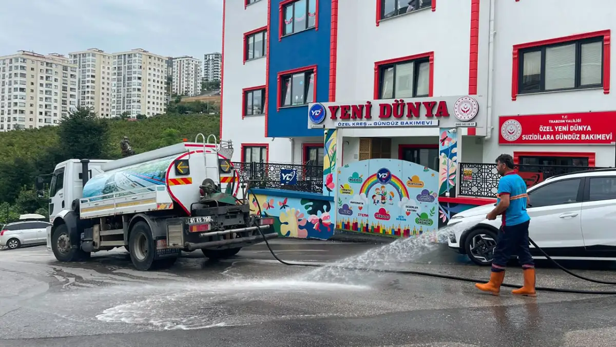 Akçaabat’ta temizlik mesaisi gece gündüz devam ediyor