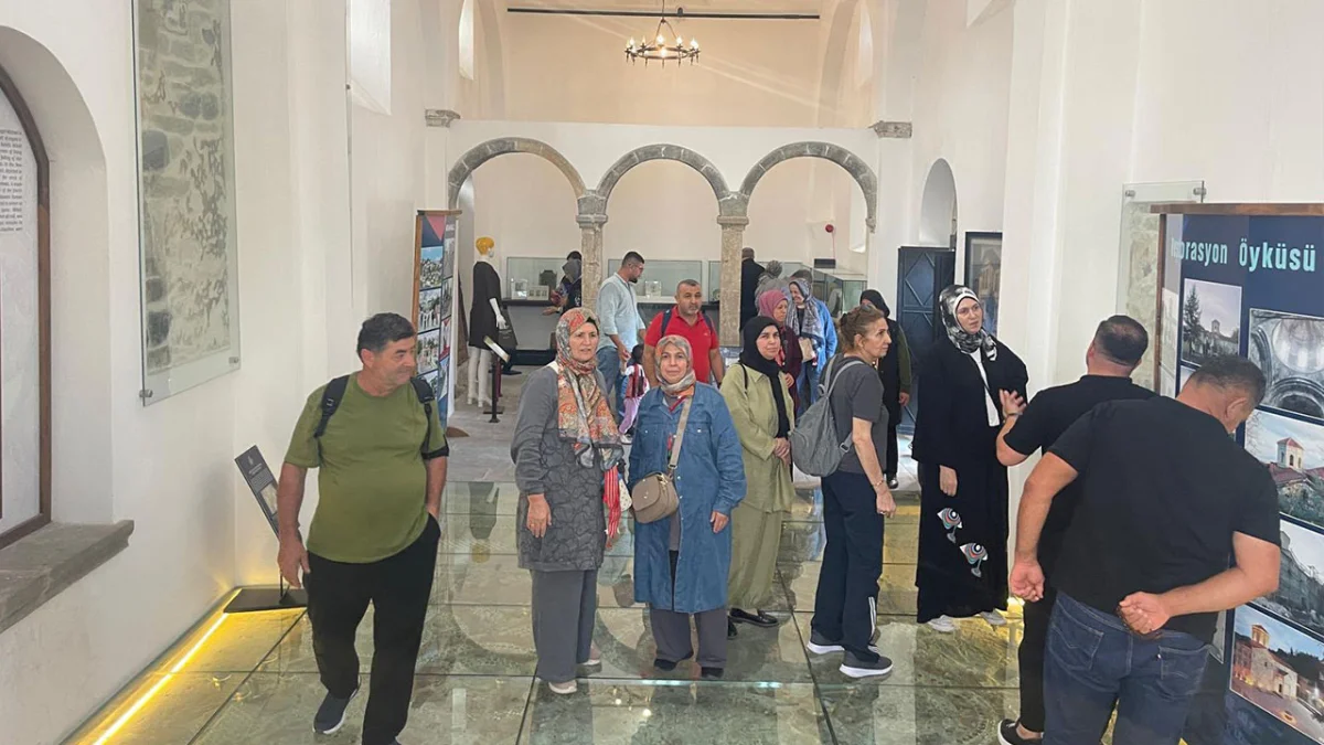 Antalya’dan gelen ziyaretçiler Akçaabat’ın tarihi Ortamahalle’sine hayran kaldı