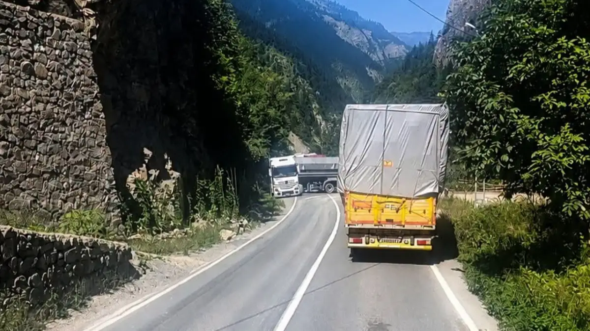 Araklı-Karadere yolunda tır arızası! Ulaşımda aksamalar yaşanıyor