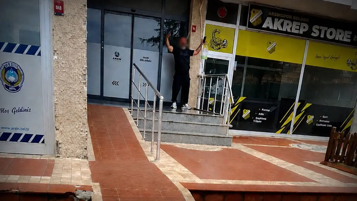 Arsin Belediyesi önünde kendini yakma girişimi! Polis son anda engelledi