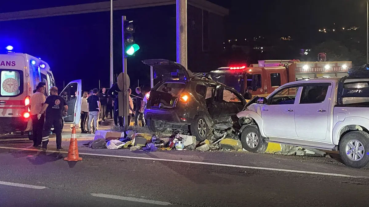 Arsin’de feci kaza: Araç hurdaya döndü, yaralılar var