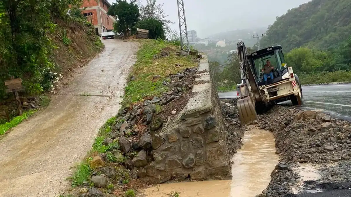 Arsin’de yağış hayatı felç etti! Ekipler sahada