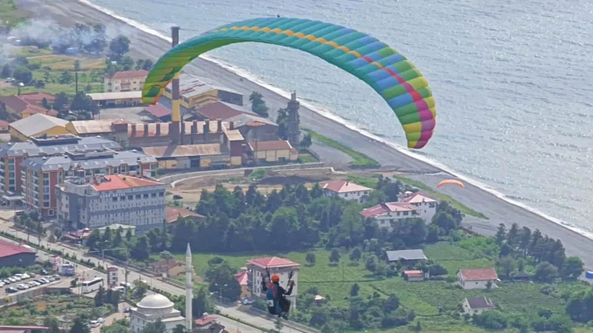 Artvin’de 65 sporcu Karadeniz manzarasında hedef için uçtu