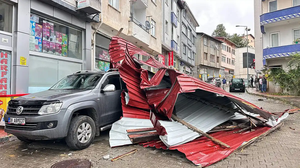 Artvin’de fırtına çatıyı uçurdu! 3 araç hasar gördü