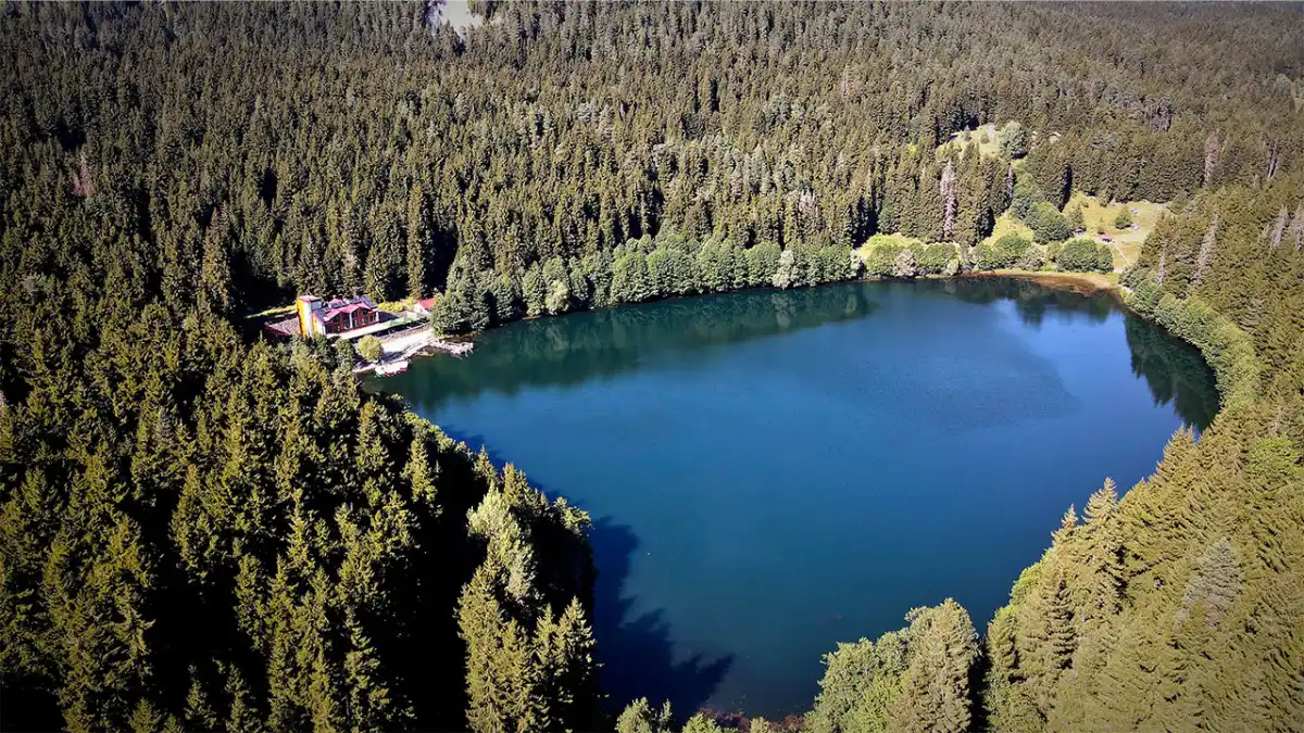 Artvin’de kalp şeklindeki Karagöl ziyaretçilerini mest ediyor