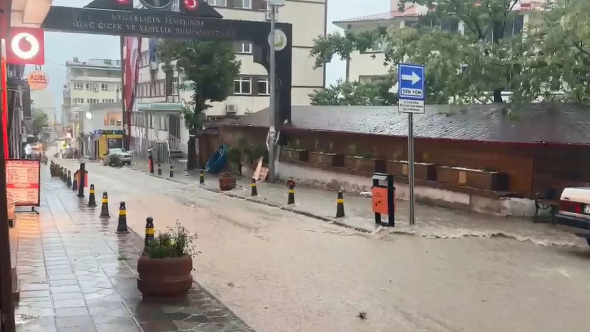 Artvin’de sağanak hayatı felç etti! Ev ve iş yerlerini su bastı