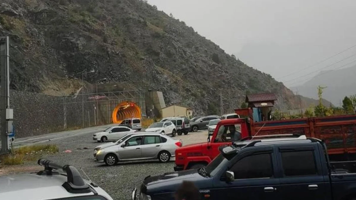 Artvin’de sağanak sonrası heyelan! Karayolu ulaşıma kapandı