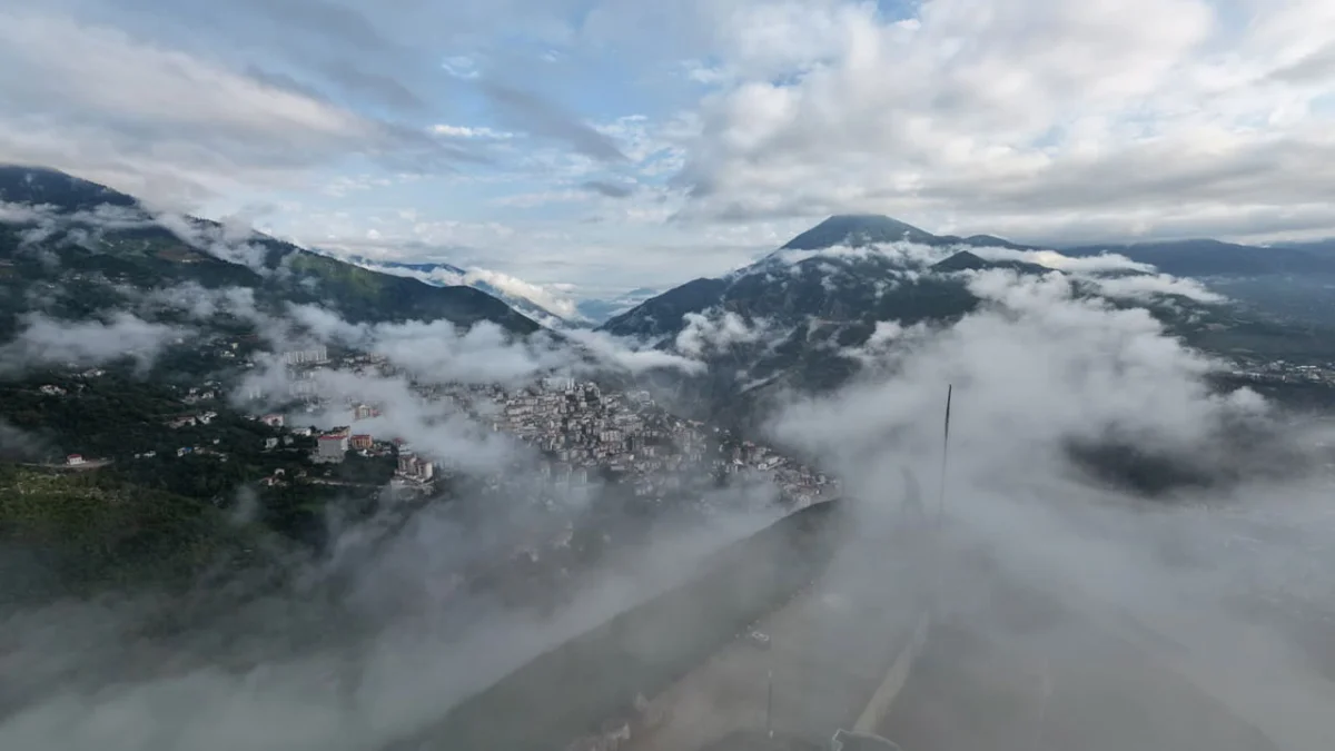 Artvin’de sis bulutları kenti kapladı! Görsel şölen oluştu