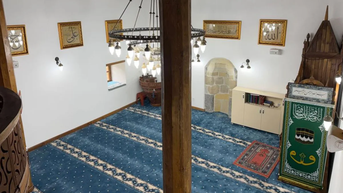Artvin’de tarihi cami osmanlı hat sanatıyla yenilendi