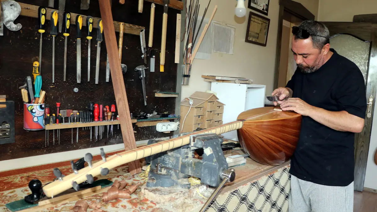 Artvin’den aldığı ladin ağacıyla bağlama üretiyor, dünyaya gönderiyor