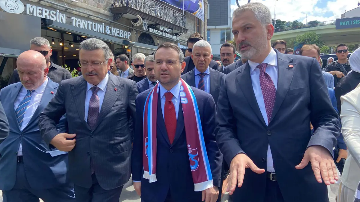 Bakan Gürlek’in Trabzon’da yürüyüşünde şampiyonluk detayı