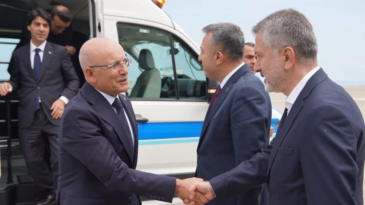 Bakan Şimşek, Rize programı öncesi Trabzon Havalimanı'na geldi