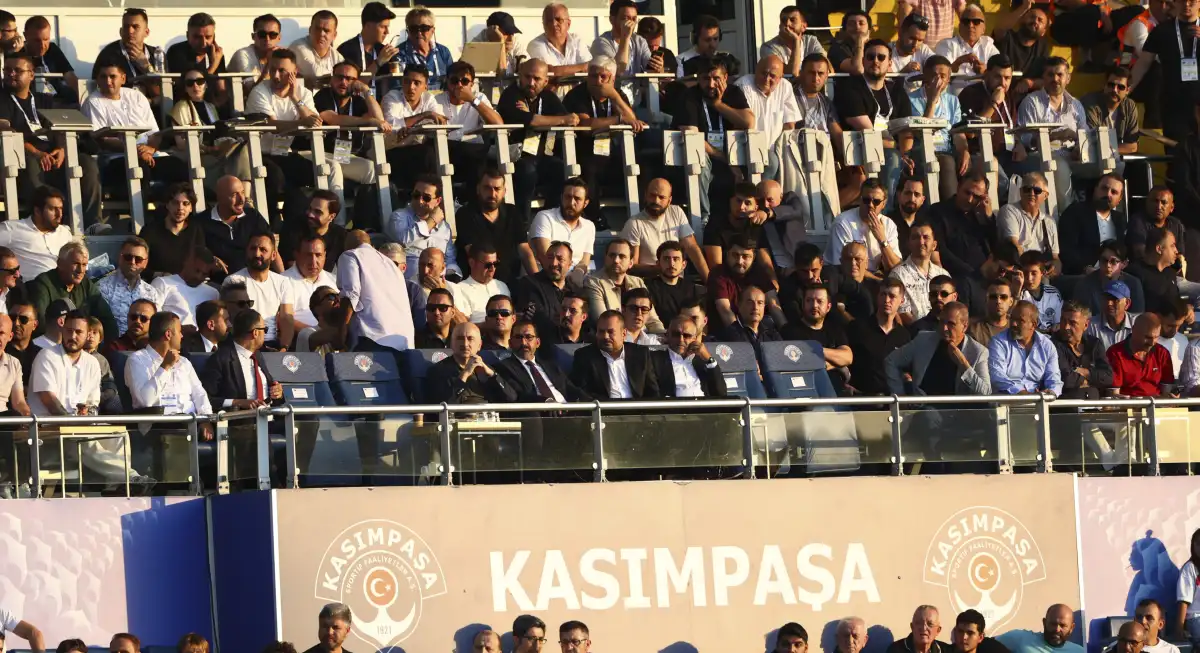 Bakan Uraloğlu Kasımpaşa - Trabzonspor maçını tribünden takip etti