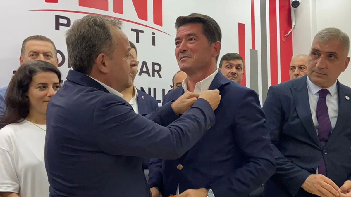 Başkan Ahmet Kaya YENİ Parti rozetini taktı: “CHP’den ayrılmak zordu ama mecburiyetti”