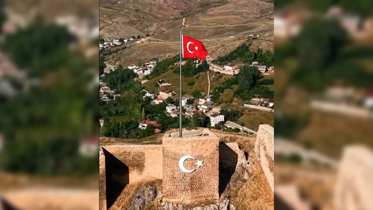 Bayburt Kalesi’nde Türk bayrağı yenilendi