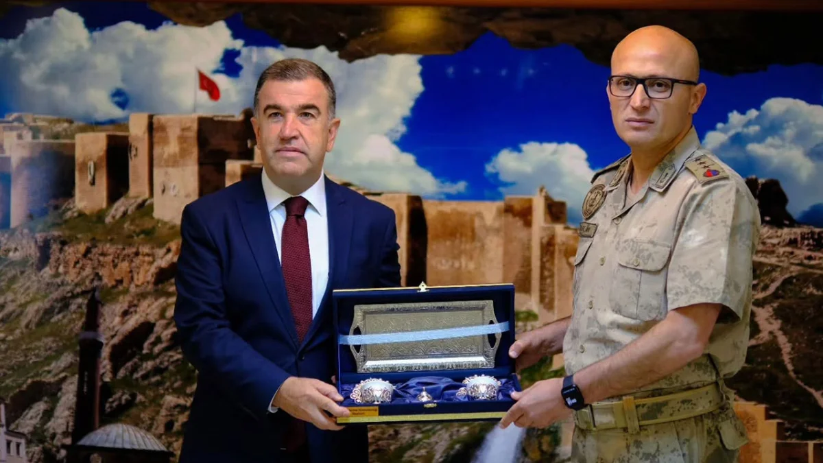Bayburt Valisi Eldivan’dan Jandarma Komutanı Aslan’a veda ziyareti