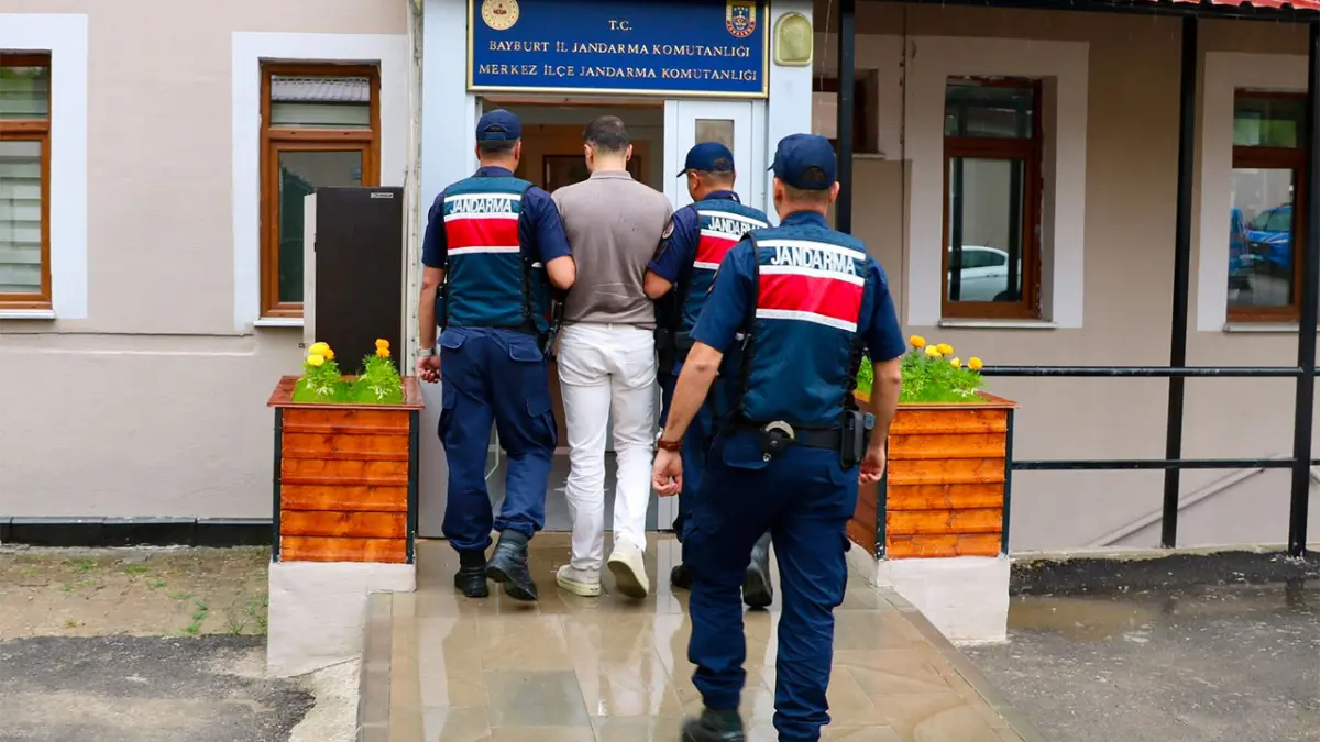 Bayburt’ta 4 yıl hapis cezası bulunan firari hükümlü yakalandı