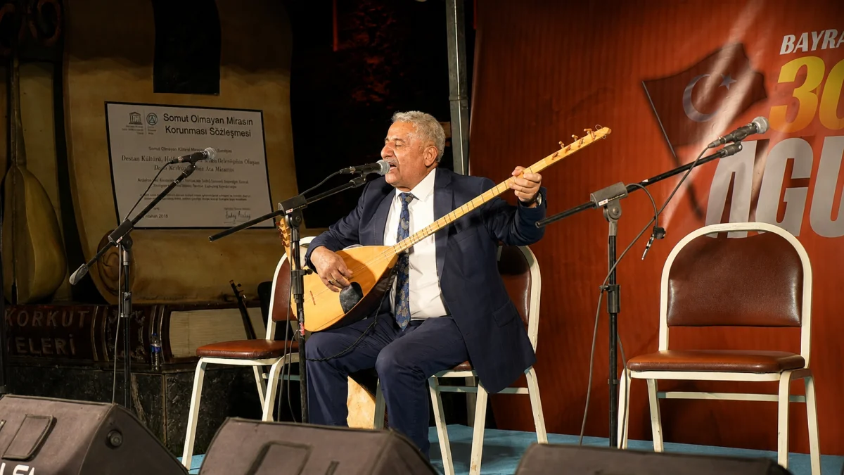 Bayburt’ta aşıklar Zafer Bayramı için türkü söyledi