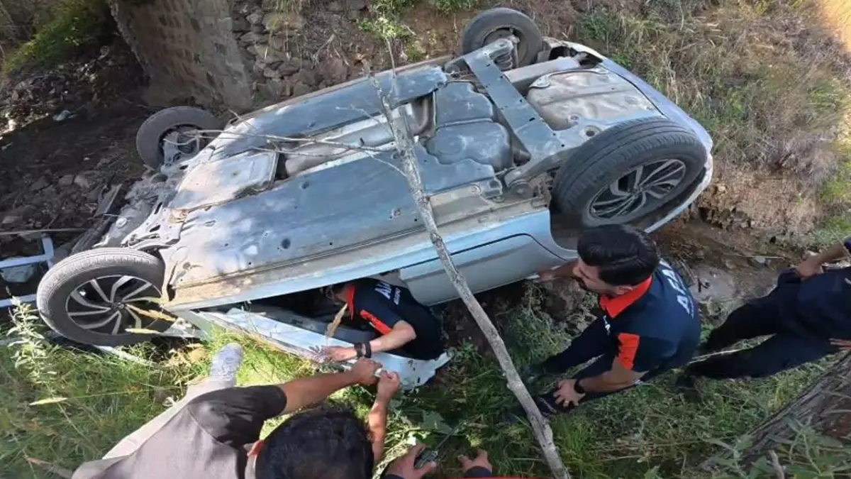Bayburt’ta düğün aracı dere yatağına ters düştü: 3 yaralı