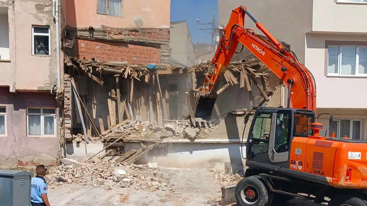 Bayburt’ta metruk binalar kaldırılıyor, kaldırımlar yenileniyor