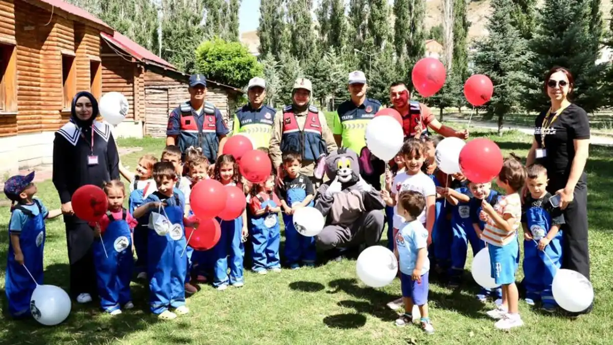 Bayburt'ta miniklere jandarma tanıtıldı! Eğitim ve gösteri bir arada