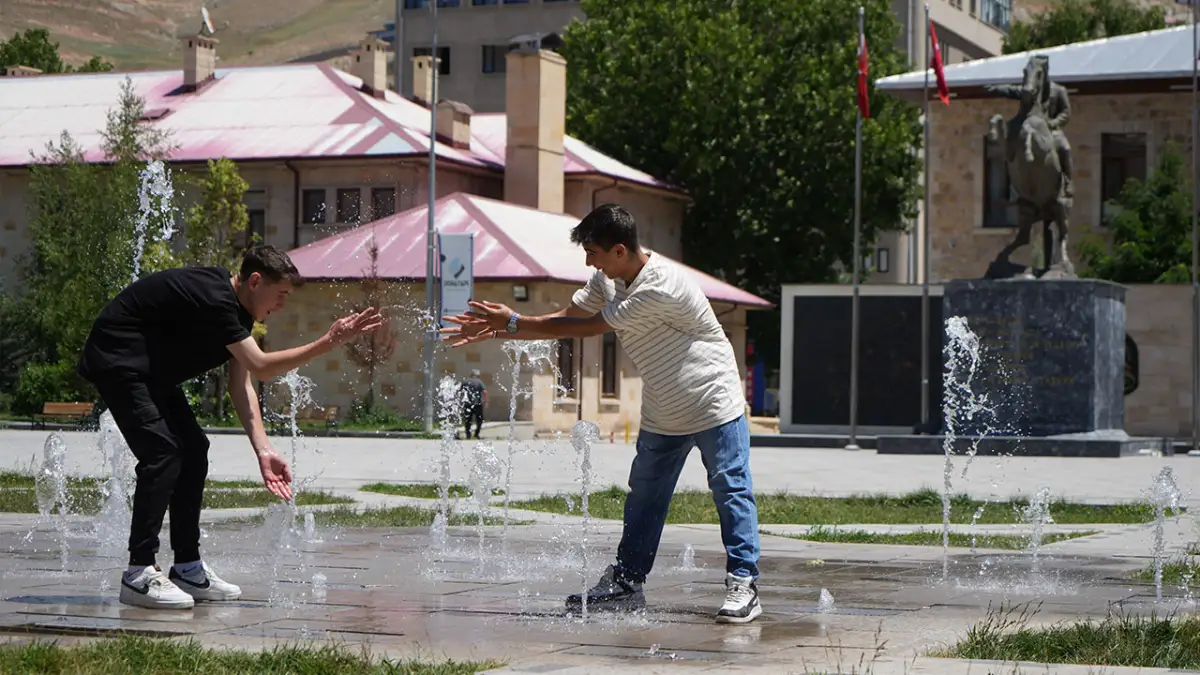 Bayburt'ta sıcak hava etkisini artırdı, serinlik arayışı başladı