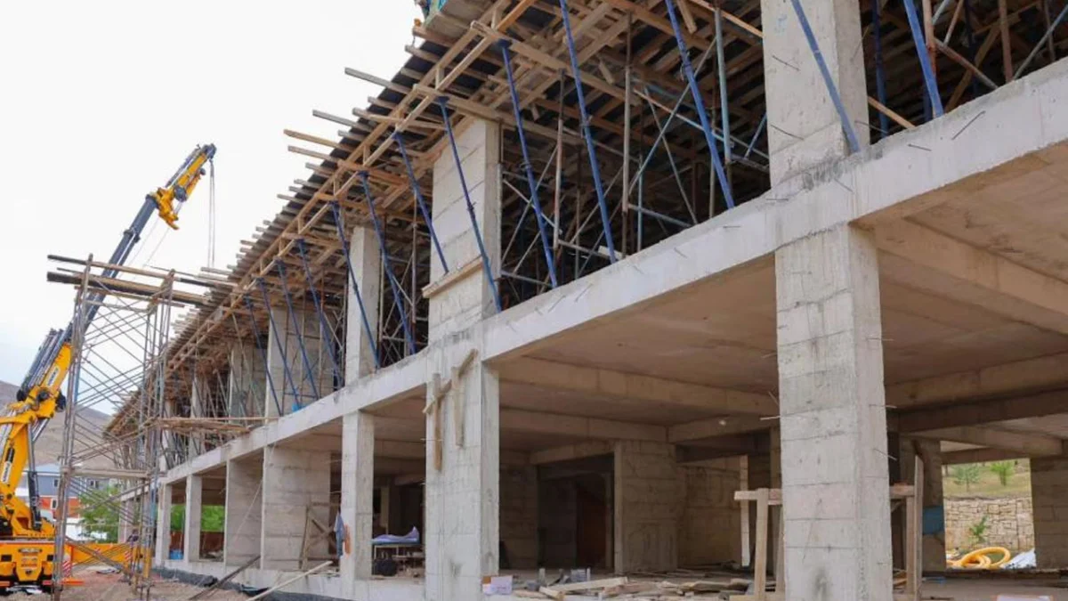Bayburt’ta yapımı süren 3 okulda çalışmalar hız kazandı