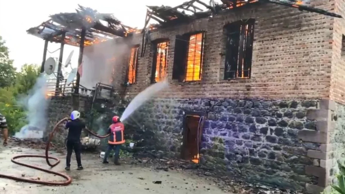 Bölgemizde korkutan yangın! 2 Katlı ev alevlere teslim oldu