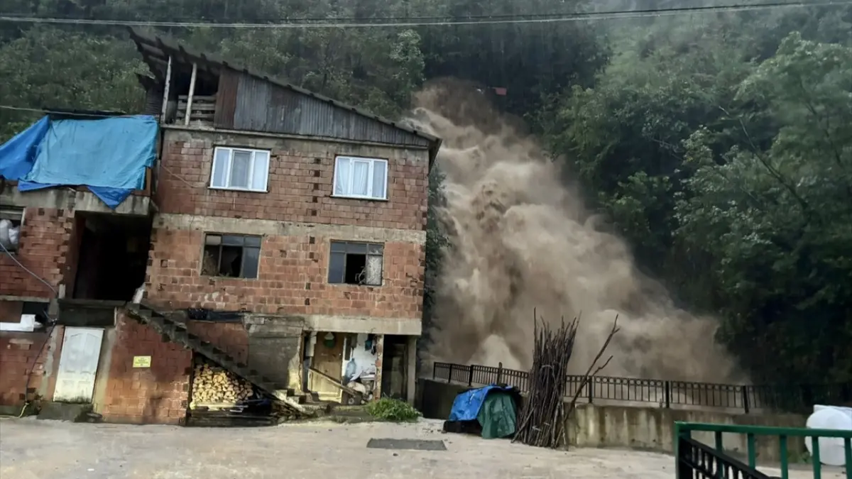 Bölgemizde sağanak alarmı! İki ilçede toprak kaymaları ve taşkın