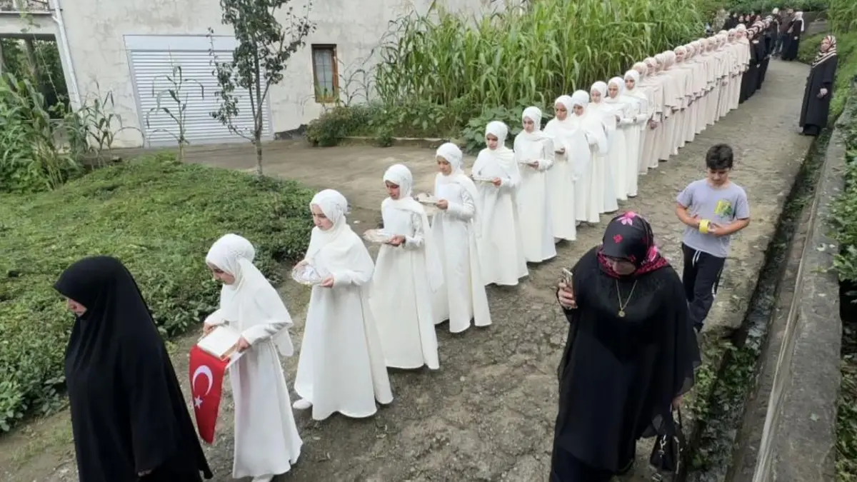 Çaykara’da hafızlık icazet heyecanı: Hhafız kızların yürüyüşü dikkat çekti