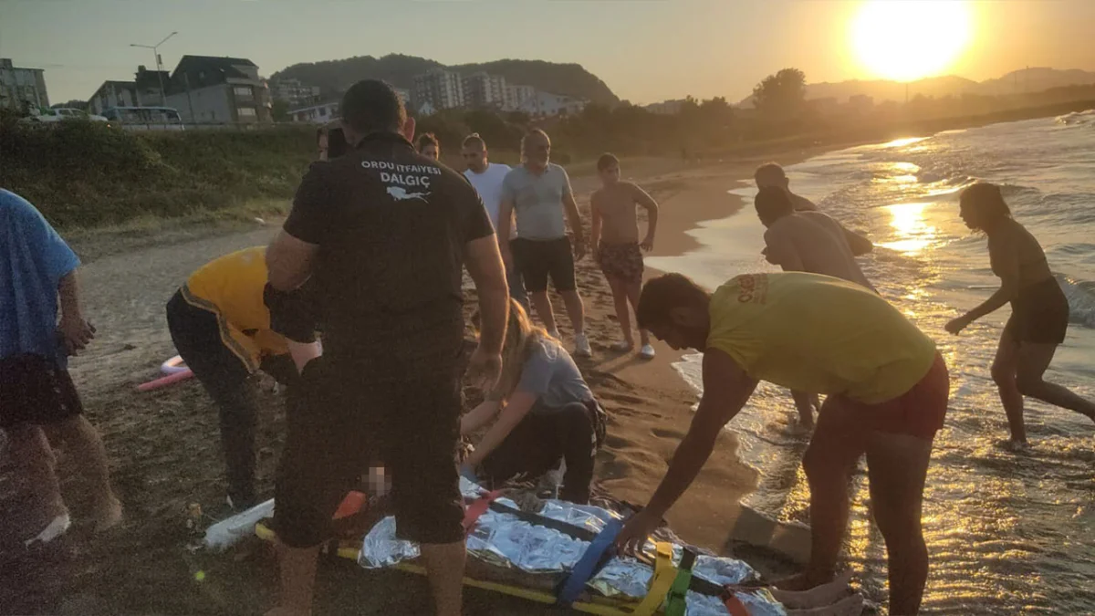 Denizde boğulma tehlikesi geçiren 4 çocuk kurtarıldı